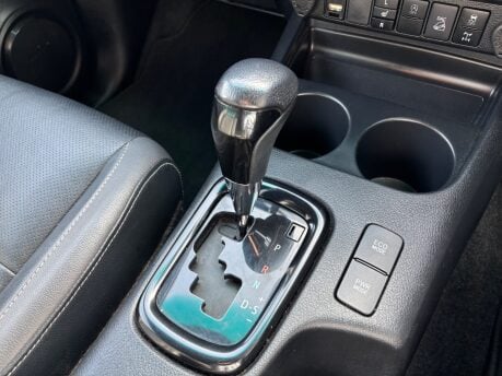 Toyota Hilux 2.8 D-4D Invincible X Pickup Double Cab 4dr Diesel Auto 4WD Euro 6 (204 ps) 35