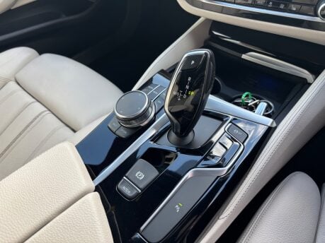 BMW 5 Series 520D M SPORT TOURING 33