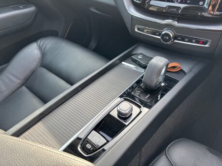 Volvo XC60 2.0h T6 Recharge 18.8kWh Core Petrol Plug-in Hybrid Auto AWD Euro 6 350BHP 35