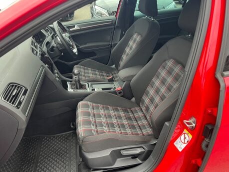 Volkswagen Golf GTI TSI 29