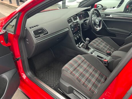 Volkswagen Golf GTI TSI 27