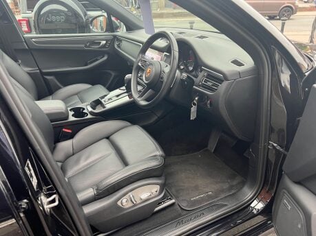 Porsche Macan PDK 21