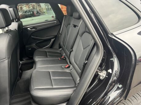Porsche Macan PDK 37
