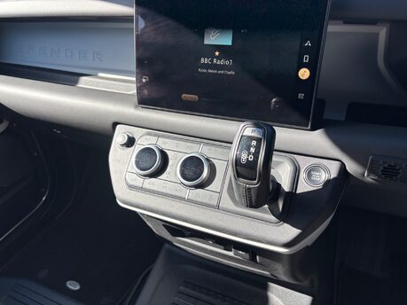 Land Rover Defender 3.0 D250 MHEV HSE Hard Top SUV 3dr Diesel Auto 4WD SWB Euro 6 (s/s) (250 ps 28