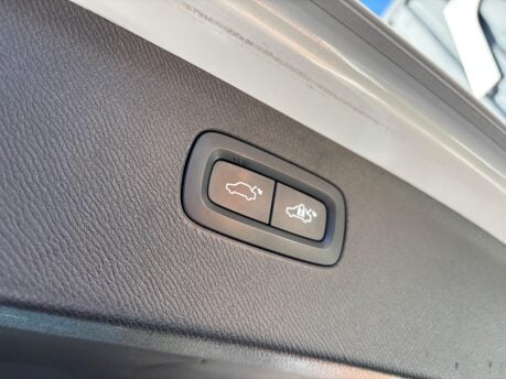 Volvo XC90 2.0 D5 Momentum SUV 5dr Diesel Geartronic 4WD Euro 6 (s/s) (225 ps) 17