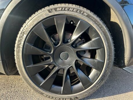 Tesla Model Y LONG RANGE AWD 14