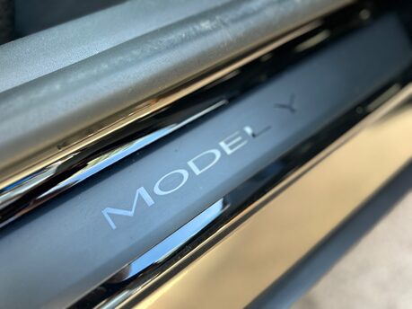 Tesla Model Y LONG RANGE AWD 17