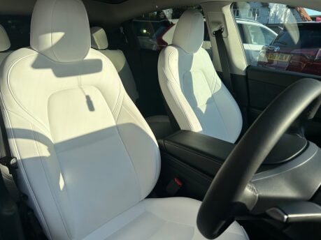 Tesla Model Y LONG RANGE AWD 29