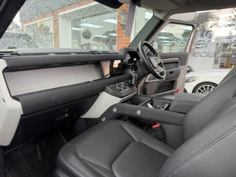 Land Rover Defender 3.0 D250 MHEV X-Dynamic SE SUV 3dr Diesel Auto 4WD Euro 6 (s/s) (250 ps) 37