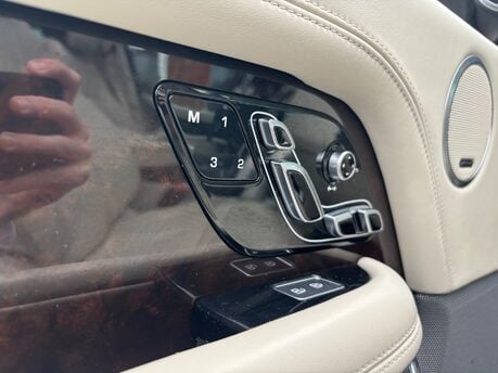Land Rover Range Rover 3.0 D300 MHEV Vogue SE SUV 5dr Diesel Auto 4WD Euro 6 (s/s) (300 ps) 10