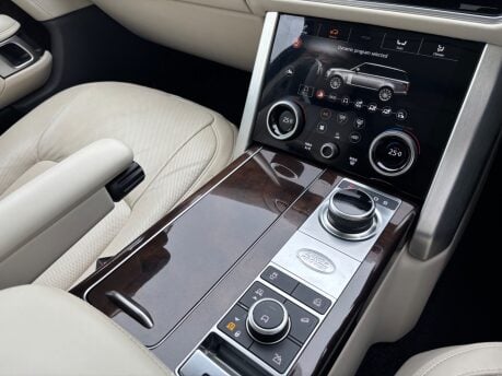 Land Rover Range Rover 3.0 D300 MHEV Vogue SE SUV 5dr Diesel Auto 4WD Euro 6 (s/s) (300 ps) 35