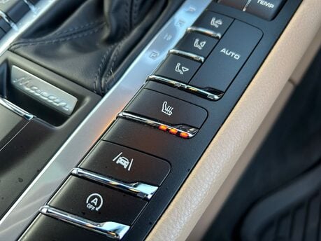 Porsche Macan S PDK 33