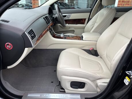 Jaguar XF 3.0d V6 Premium Luxury Saloon 4dr Diesel Auto Euro 5 (s/s) (240 ps) 8