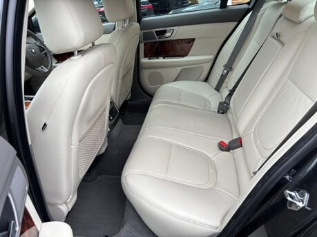 Jaguar XF 3.0d V6 Premium Luxury Saloon 4dr Diesel Auto Euro 5 (s/s) (240 ps) 11
