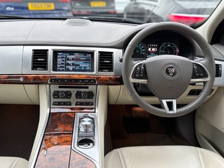 Jaguar XF 3.0d V6 Premium Luxury Saloon 4dr Diesel Auto Euro 5 (s/s) (240 ps) 3