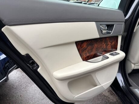 Jaguar XF 3.0d V6 Premium Luxury Saloon 4dr Diesel Auto Euro 5 (s/s) (240 ps) 12