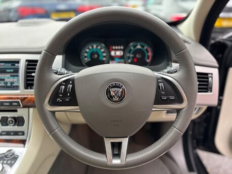 Jaguar XF 3.0d V6 Premium Luxury Saloon 4dr Diesel Auto Euro 5 (s/s) (240 ps) 33