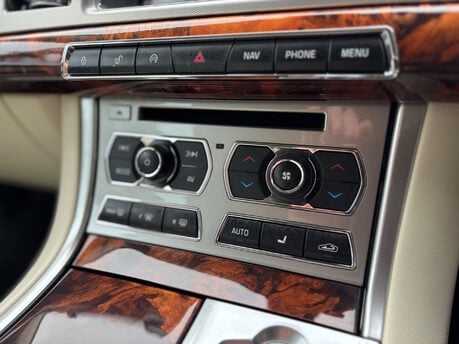 Jaguar XF 3.0d V6 Premium Luxury Saloon 4dr Diesel Auto Euro 5 (s/s) (240 ps) 40