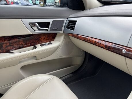 Jaguar XF 3.0d V6 Premium Luxury Saloon 4dr Diesel Auto Euro 5 (s/s) (240 ps) 43