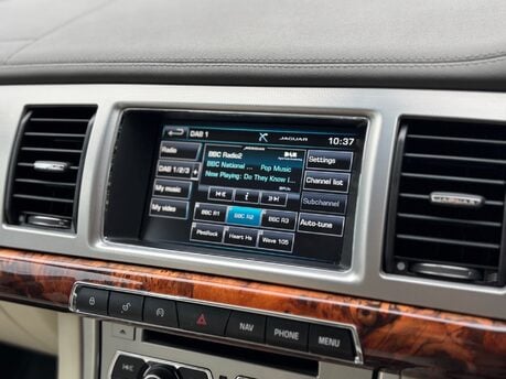 Jaguar XF 3.0d V6 Premium Luxury Saloon 4dr Diesel Auto Euro 5 (s/s) (240 ps) 38