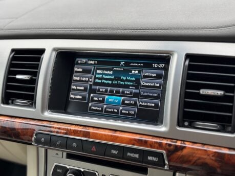 Jaguar XF 3.0d V6 Premium Luxury Saloon 4dr Diesel Auto Euro 5 (s/s) (240 ps) 38