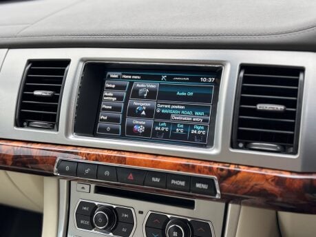 Jaguar XF 3.0d V6 Premium Luxury Saloon 4dr Diesel Auto Euro 5 (s/s) (240 ps) 35