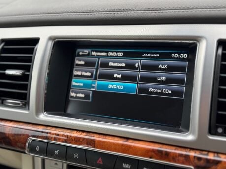 Jaguar XF 3.0d V6 Premium Luxury Saloon 4dr Diesel Auto Euro 5 (s/s) (240 ps) 39