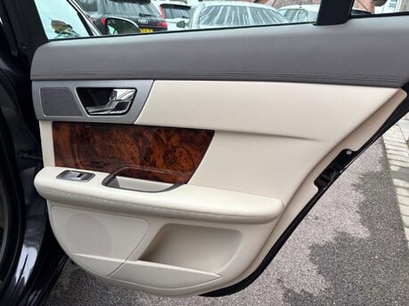 Jaguar XF 3.0d V6 Premium Luxury Saloon 4dr Diesel Auto Euro 5 (s/s) (240 ps) 22