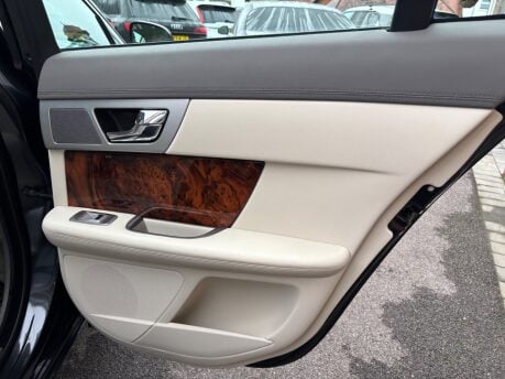 Jaguar XF 3.0d V6 Premium Luxury Saloon 4dr Diesel Auto Euro 5 (s/s) (240 ps) 22