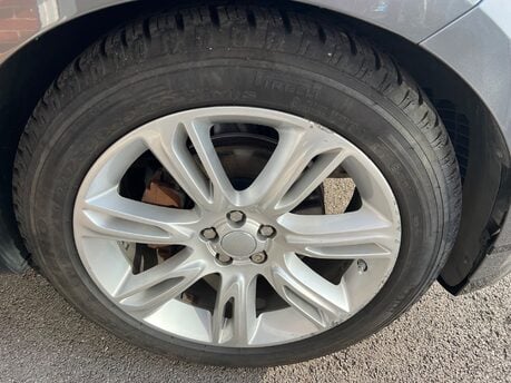 Land Rover Range Rover Velar 2.0 D240 R-Dynamic SE SUV 5dr Diesel Auto 4WD Euro 6 (s/s) (240 ps) 17