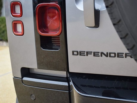 Land Rover Defender X-DYNAMIC HSE MHEV 35