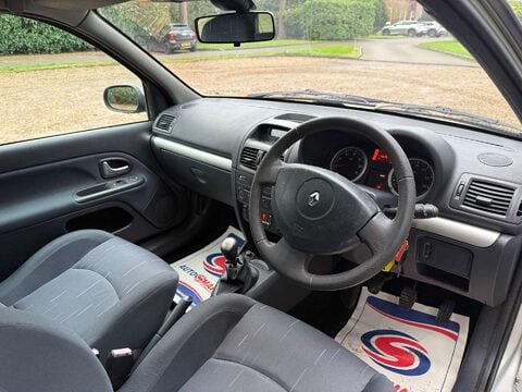 Renault Clio 1.6 Clio Dynamique 16v 3dr 8