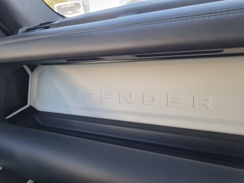 Land Rover Defender X-DYNAMIC HSE MHEV 16