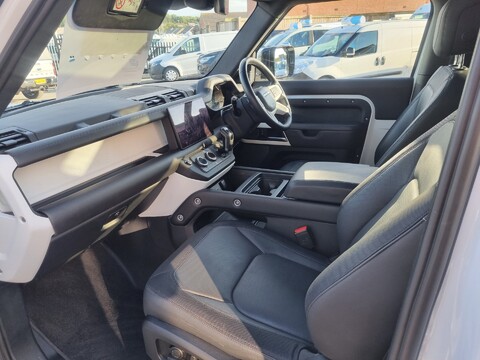Land Rover Defender X-DYNAMIC HSE MHEV 19