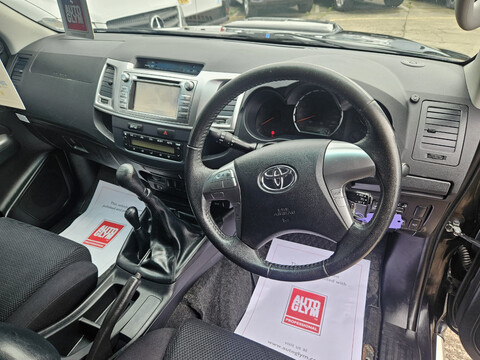 Toyota Hilux INVINCIBLE 4X4 D-4D DCB 8