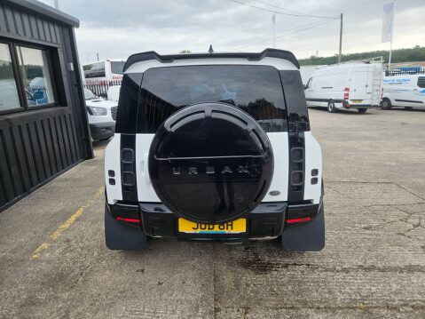 Land Rover Defender S MHEV 9