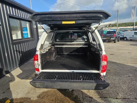 Nissan Navara DCI TEKNA 4X4 SHR DCB 9