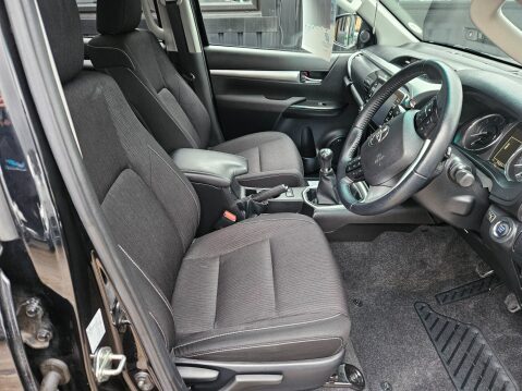 Toyota Hilux INVINCIBLE 4WD D-4D DCB 7