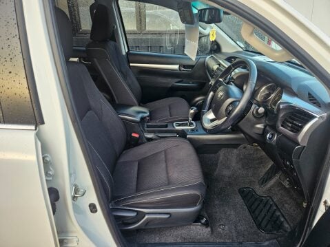 Toyota Hilux INVINCIBLE 4WD D-4D DCB 7