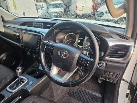 Toyota Hilux INVINCIBLE 4WD D-4D DCB 8