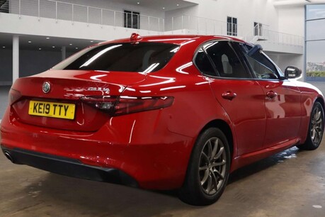 Alfa Romeo Giulia 2.2 TD Super Saloon 4dr Diesel Auto Euro 6 (s/s) (160 ps) 5