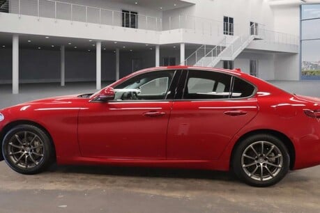 Alfa Romeo Giulia 2.2 TD Super Saloon 4dr Diesel Auto Euro 6 (s/s) (160 ps) 7