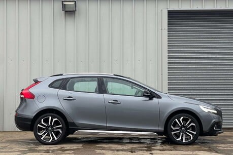 Volvo V40 2.0 D3 Pro Hatchback 5dr Diesel Manual Euro 6 (s/s) (150 ps) 1