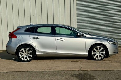 Volvo V40 2.0 D2 Inscription Hatchback 5dr Diesel Manual Euro 6 (s/s) (120 ps) 1