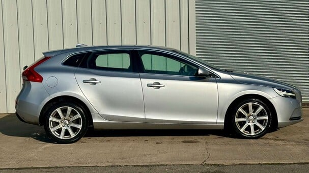 Volvo V40 2.0 D2 Inscription Hatchback 5dr Diesel Manual Euro 6 (s/s) (120 ps) Service History