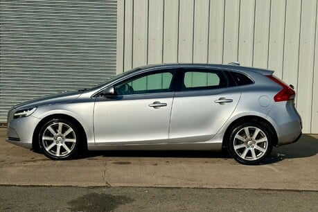 Volvo V40 2.0 D2 Inscription Hatchback 5dr Diesel Manual Euro 6 (s/s) (120 ps) 3