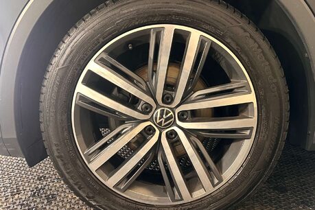 Volkswagen Tiguan 2.0 TDI Elegance SUV 5dr Diesel DSG Euro 6 (s/s) (150 ps) 62