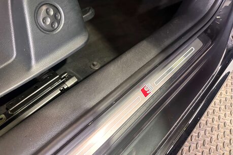 Audi A4 2.0 TFSI 35 Black Edition Estate 5dr Petrol S Tronic Euro 6 (s/s) (150 ps) 16