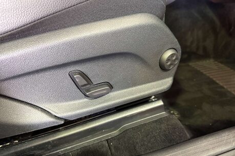 Mercedes-Benz GLC 2.1 GLC220d AMG Line SUV 5dr Diesel G-Tronic+ 4MATIC Euro 6 (s/s) (170 ps) 17