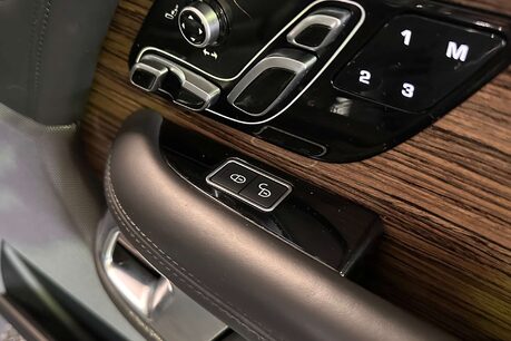 Land Rover Range Rover 3.0 SD V6 Vogue SUV 5dr Diesel Auto 4WD Euro 6 (s/s) (275 ps) 12